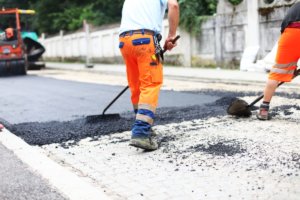 Straßenbauarbeiter beim Bau einer Straße